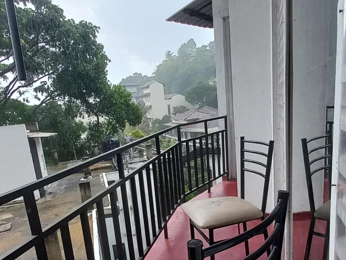 Days Inn B/B Kandy Exterior photo